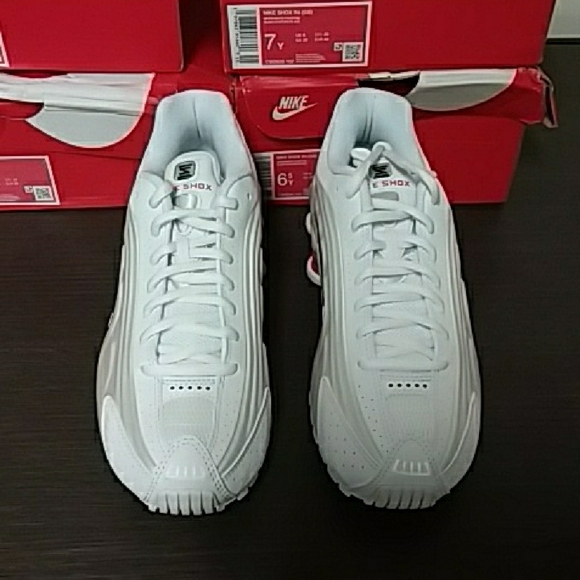 Nike Boys Nike SOX R4 White and Silver Sneakers Brand NEW F56
